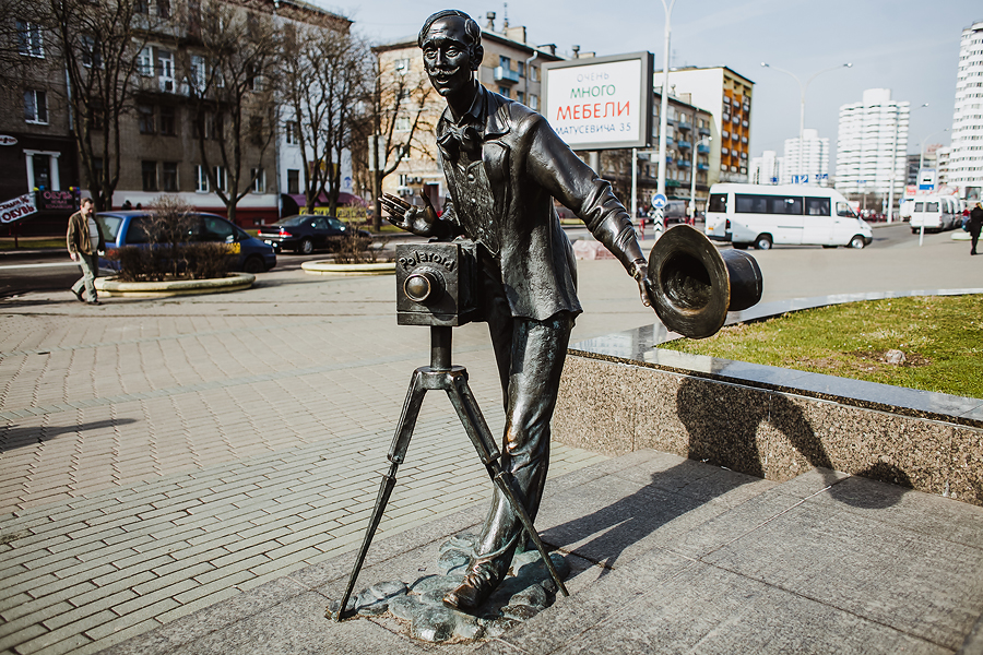 Необычный минск. Скульптор Жбанов Минск. Скульптуры Владимира Жбанова. Скульптуры Жбанова в Минске. Минск бронзовая городская скульптурная.